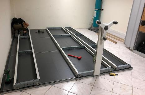 Hand wheels and drive installation for mobile storage