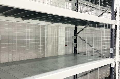 Lockable bay of longspan shelving
