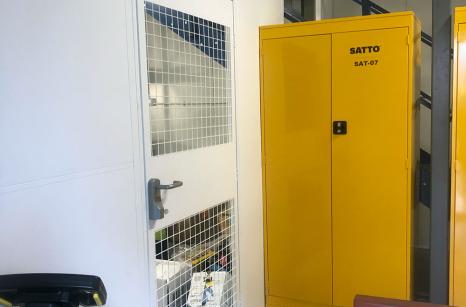 Single door in solid partition